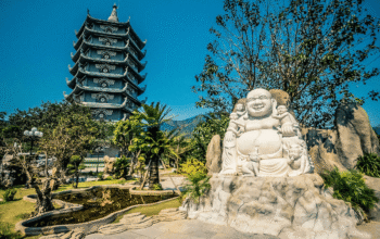 Thap-Xa-Loi-cao-9-tang-cua-chua-Linh-Ung-Bai-But-Anh_-Suu-tam