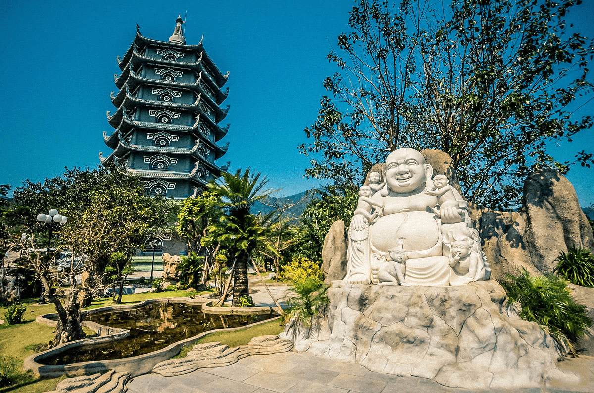 Thap-Xa-Loi-cao-9-tang-cua-chua-Linh-Ung-Bai-But-Anh_-Suu-tam